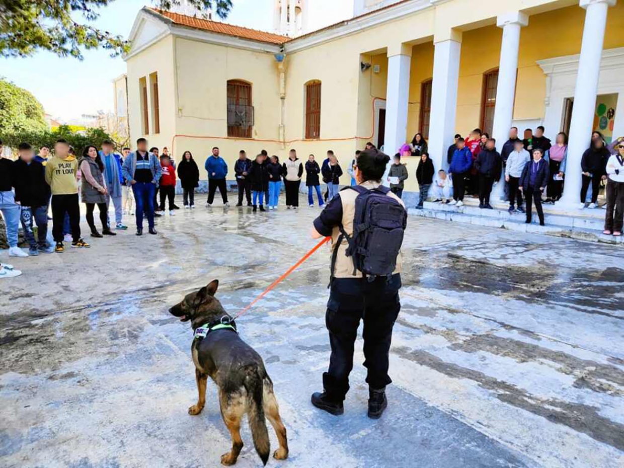&Kappa;&alpha;&iota; &sigma;&tau;&omicron; &pi;&epsilon;&delta;ί&omicron; &kappa;&alpha;&iota; &sigma;&tau;&omicron; &sigma;&chi;&omicron;&lambda;&epsilon;ί&omicron;!